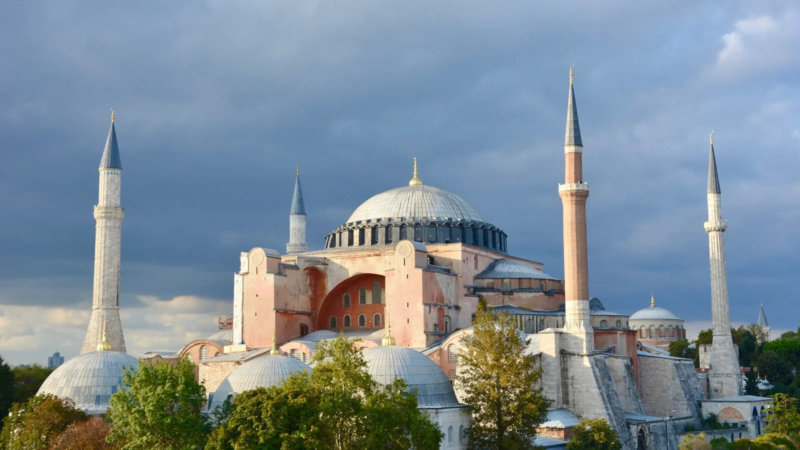 Ayasofya'nın kubbesi, minareleri ve bitişik küçük kubbelerinin görünüşü.