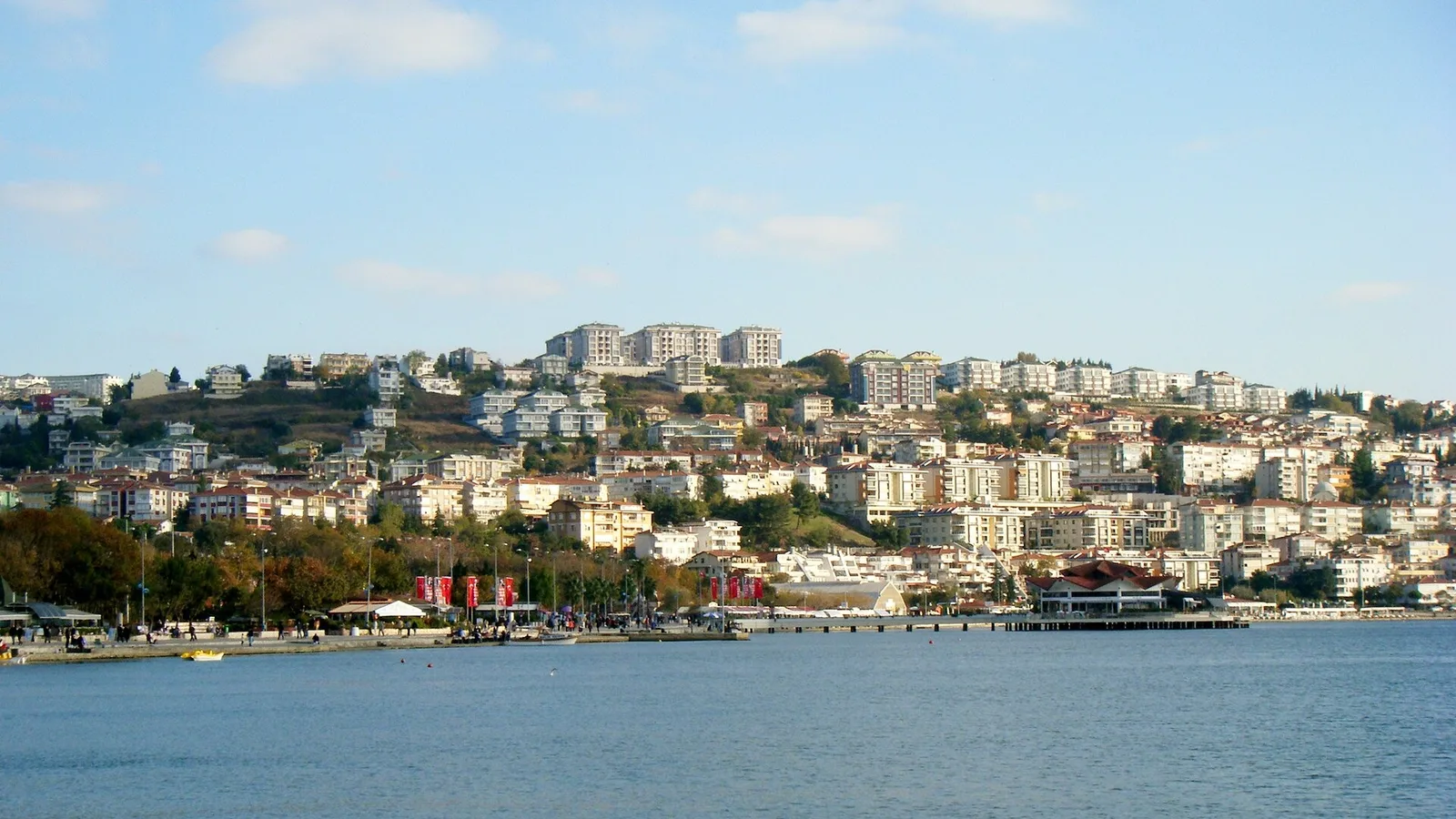 Büyükçekmece ilçesinin tepeli yerleşim alanı ve deniz kıyısı manzarası.
