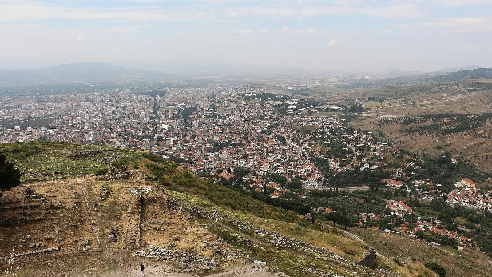 Bergama şehri kuş bakışı görüntüsü, tepeden çekilen geniş şehir manzarası.