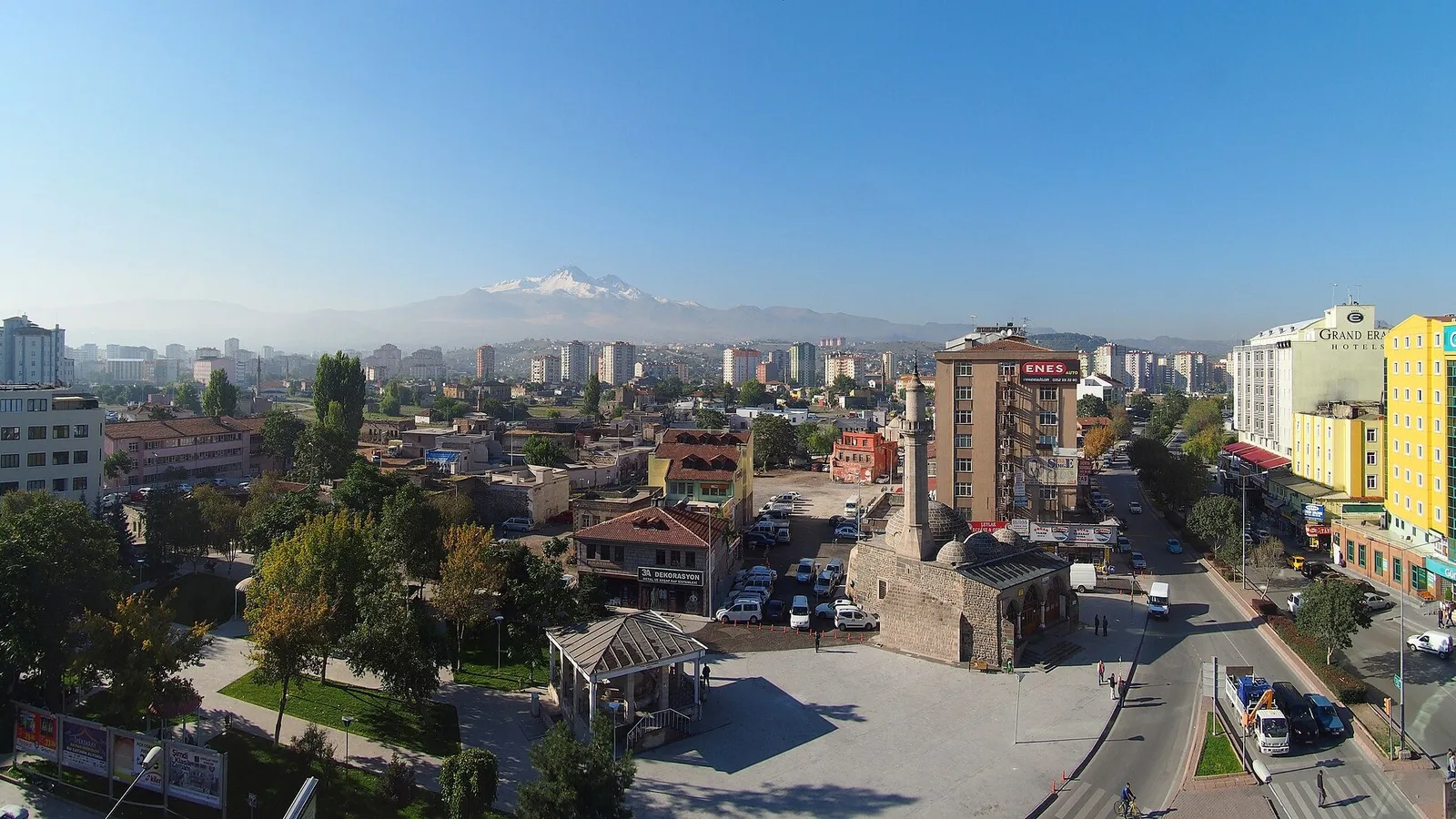Kayseri şehrinin kuş bakışı görünümü, arka planda karlı Erciyes dağı.