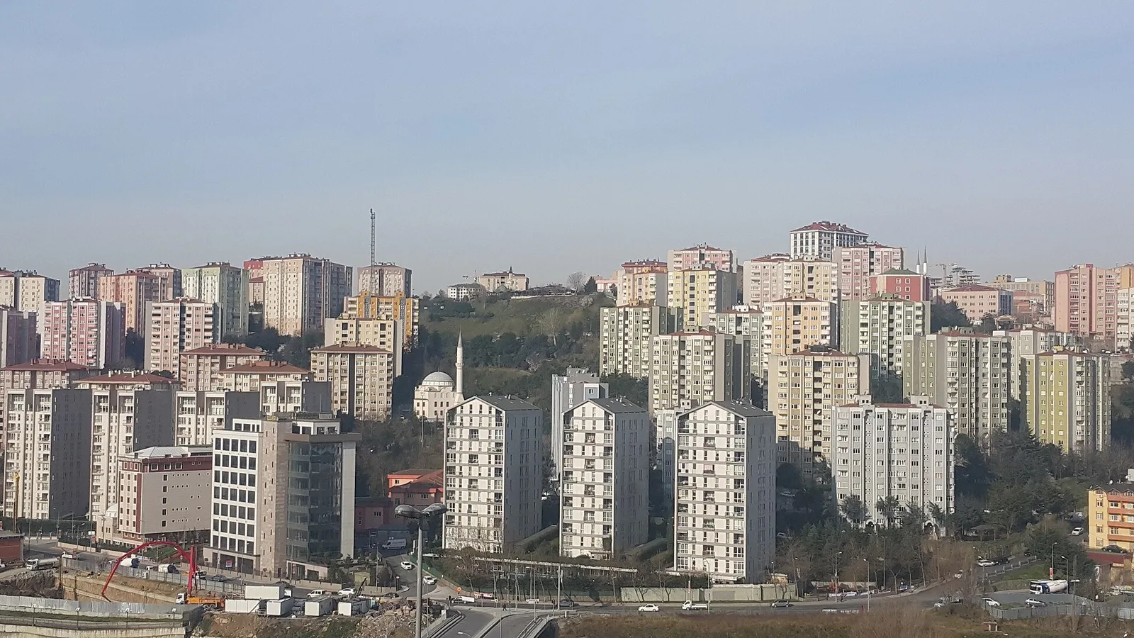 İstanbul kent manzarası, apartman ve binalar, çıplak ağaçlar.
