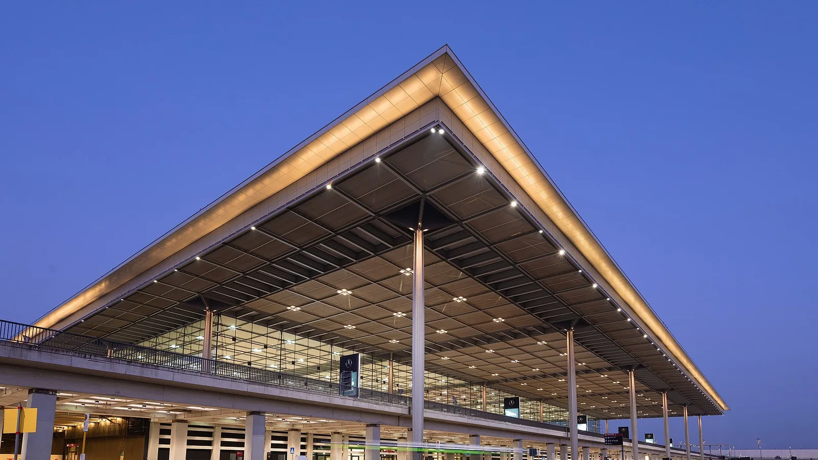 Berlin-Brandenburg Havalimanı Terminal 1'de Zehirli Madde İhbarı: Bina Tahliye Edildi