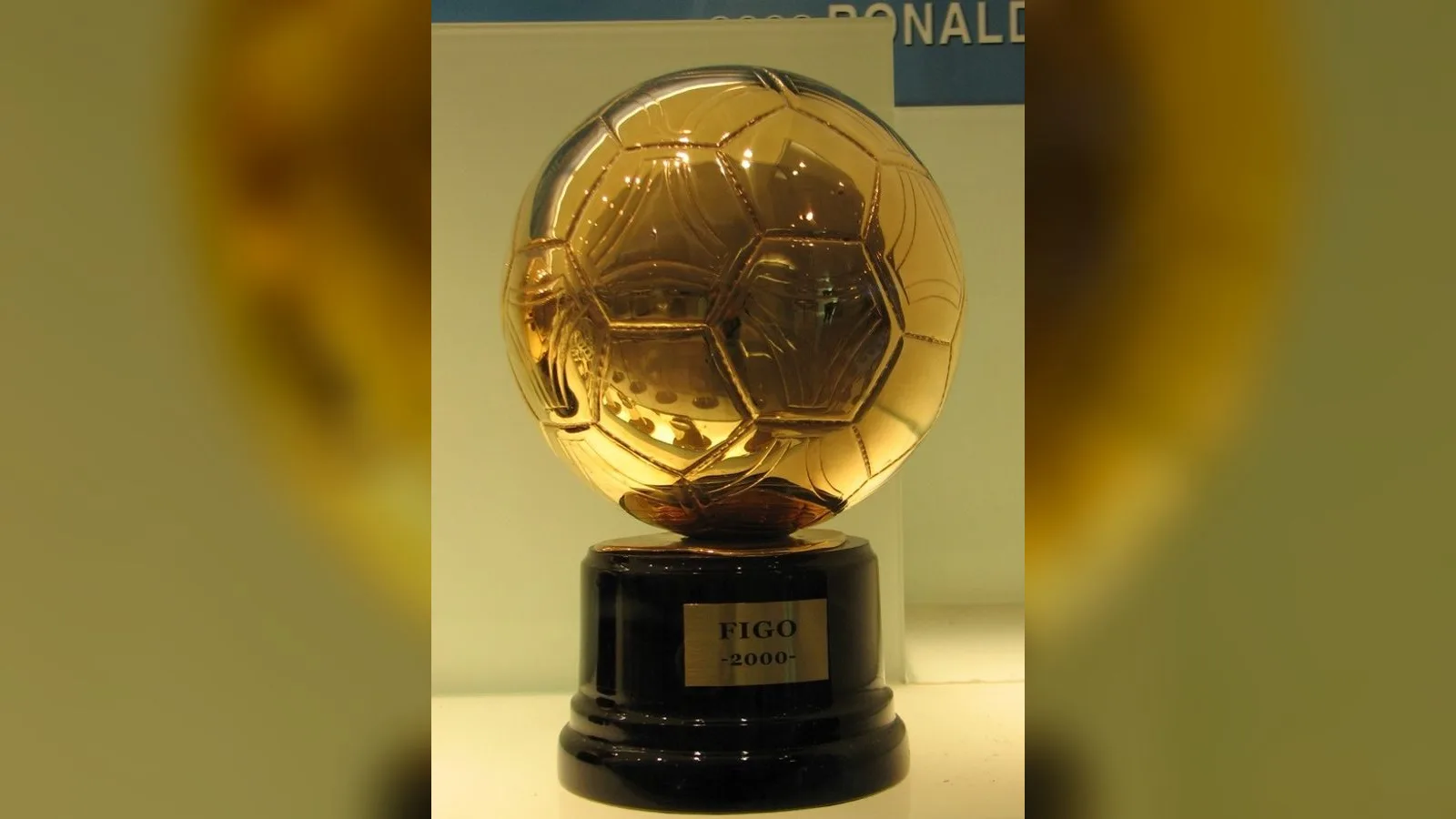 Altın renkli top şeklindeki Ballon d'Or ödülü siyah kaidesi üzerinde.