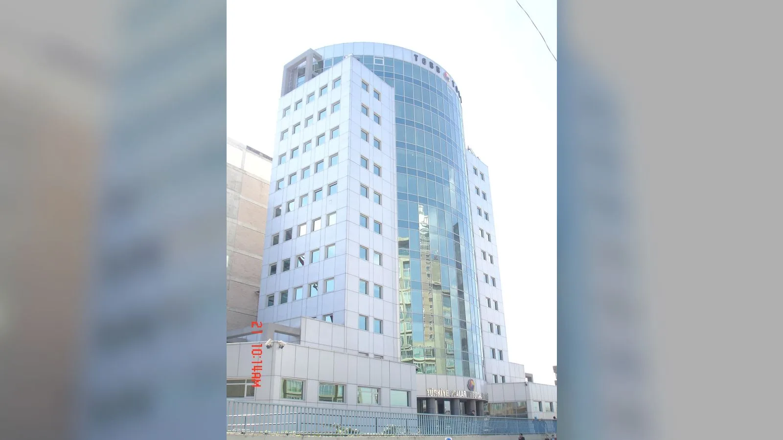 Çok katlı, cam ve beton kaplı modern işletme binası.