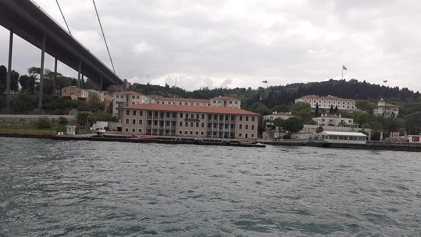 İstanbul Boğazı'nda eski binalar ve liman alanı, nehir üzerinden görülüş.