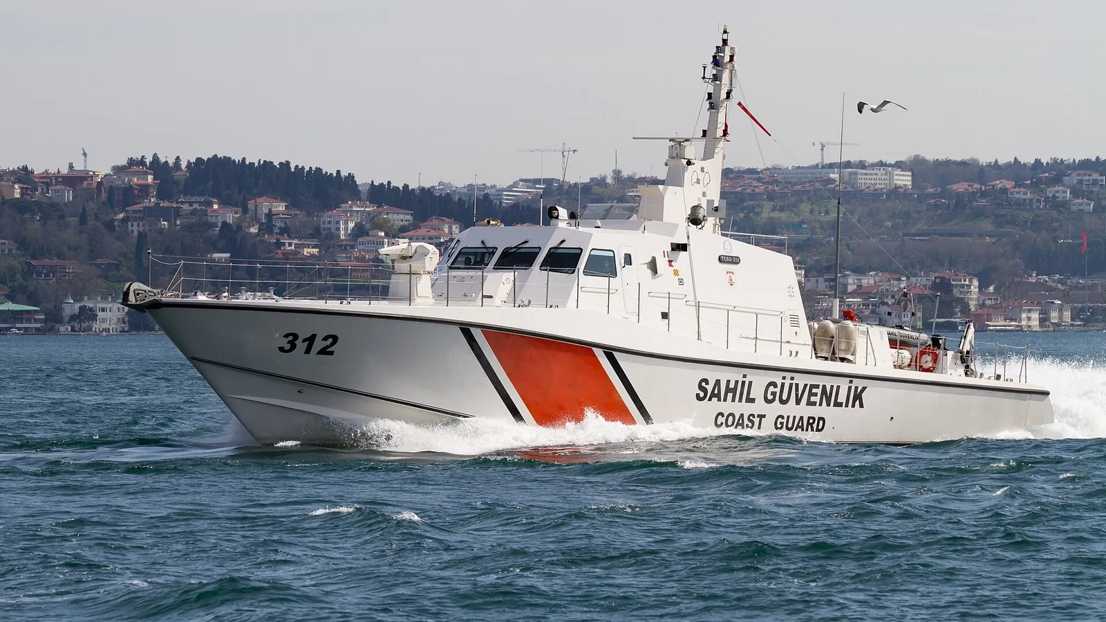 Türk Sahil Güvenlik gemisi denizde hareket halinde, kimlikle 312 numarası görülüyor.