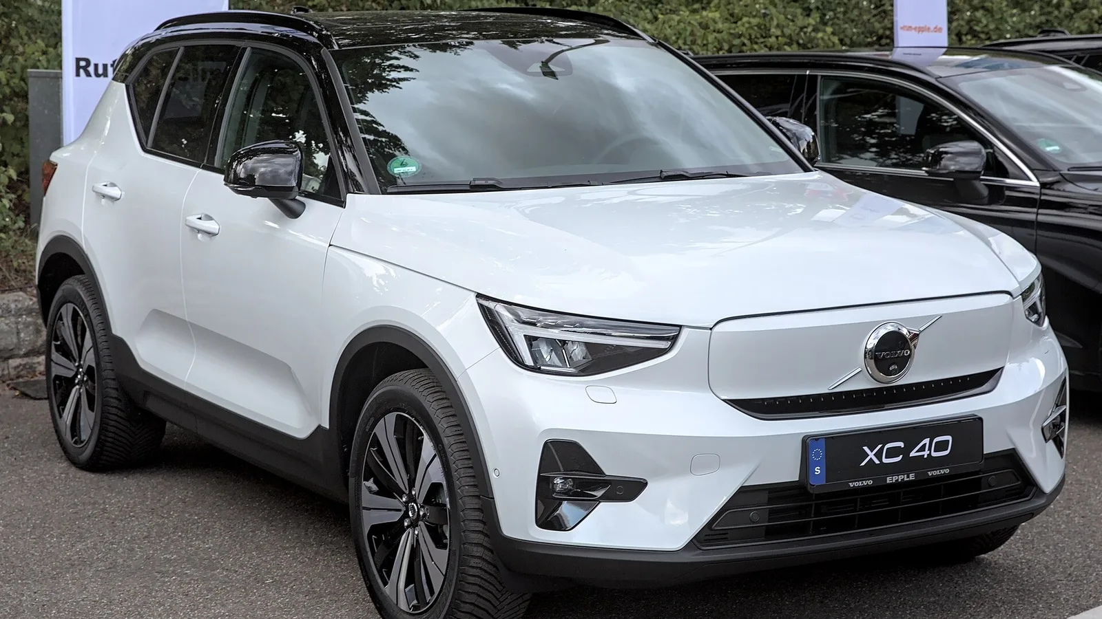 Beyaz renkli Volvo XC40 elektrikli model, profile görünüş.