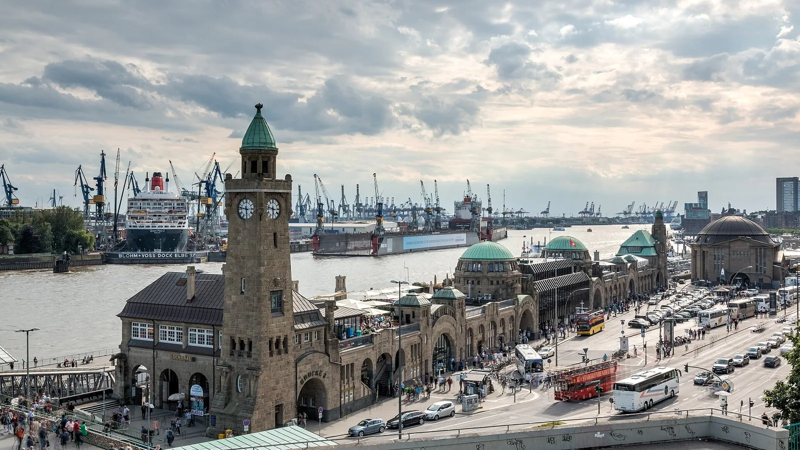 Hamburg limanı Landungsbrücken binası ve gemi rıhtımları deniz manzarası.