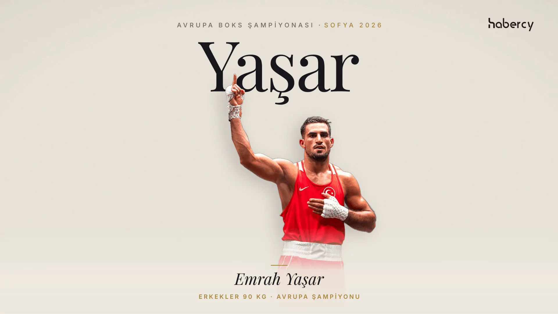Millî boksör Emrah Yaşar maçın ardından elini kaldırırken