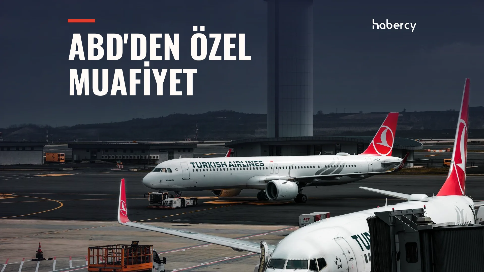 Havalimanı pistinde kırmızı kuyruklu beyaz Turkish Airlines yolcu uçakları, arkada kontrol kulesi