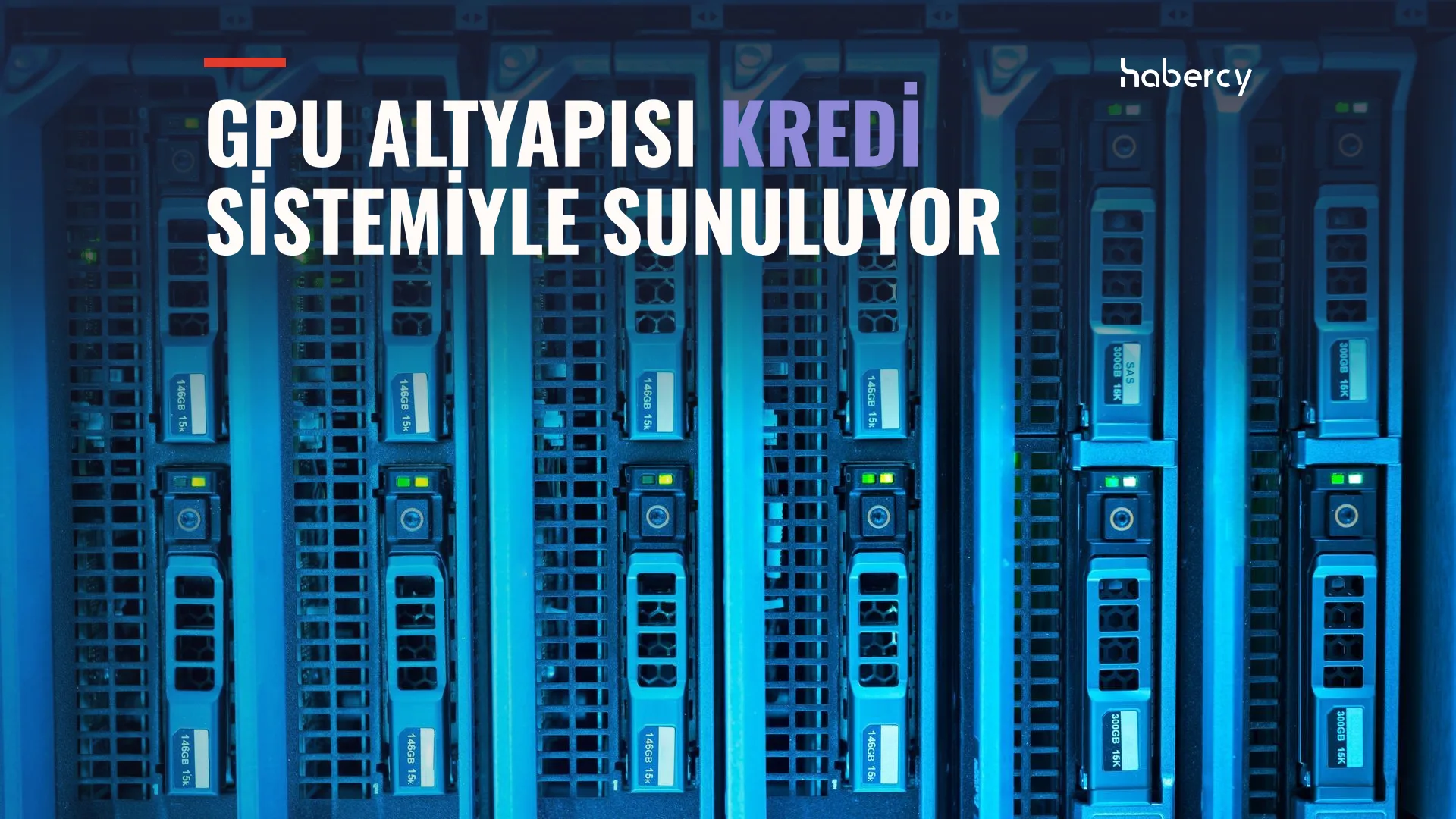 Mavi ışıkla aydınlatılmış, sıra sıra dizili sunucu dolapları