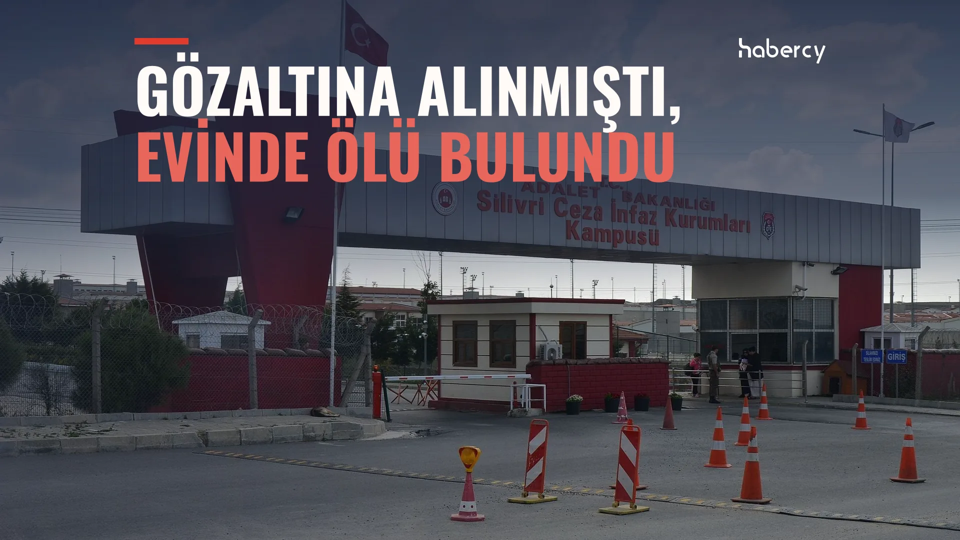 Silivri Ceza İnfaz Kurumları Kampüsü'nün giriş kapısı; üzerinde 'Gözaltına alınmıştı, evinde ölü bulundu' yazısı.