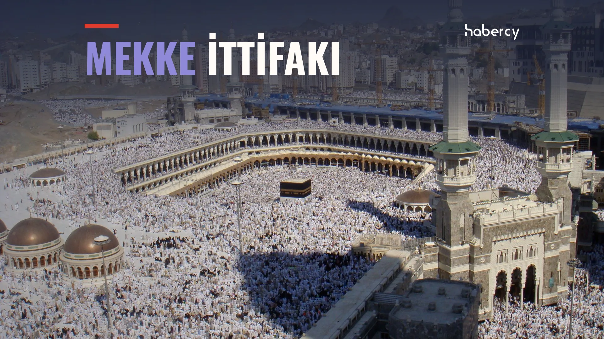 Mekke'de Mescid-i Haram ve Kâbe çevresinde toplanan kalabalık, üzerinde "Mekke İttifakı" yazısı.