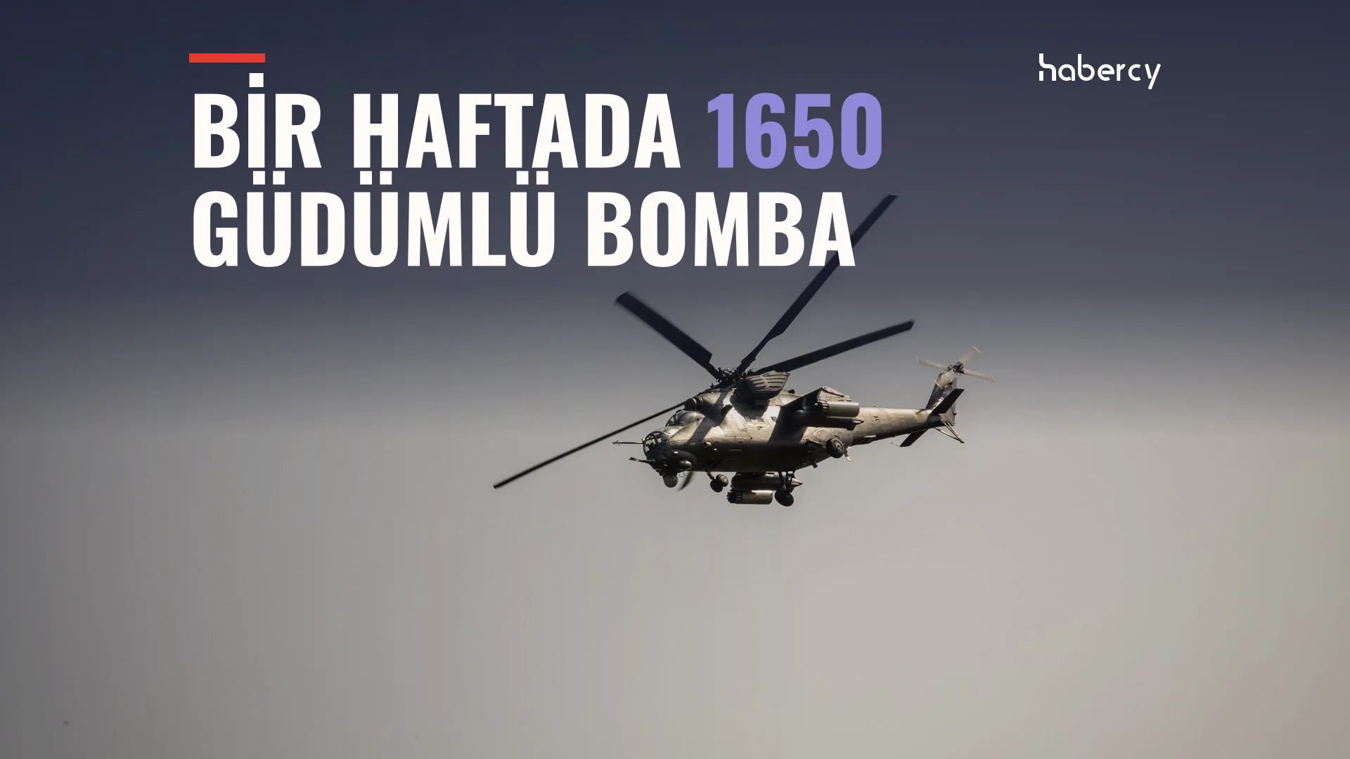 Gri gökyüzünde uçan kamuflajlı bir askeri saldırı helikopteri