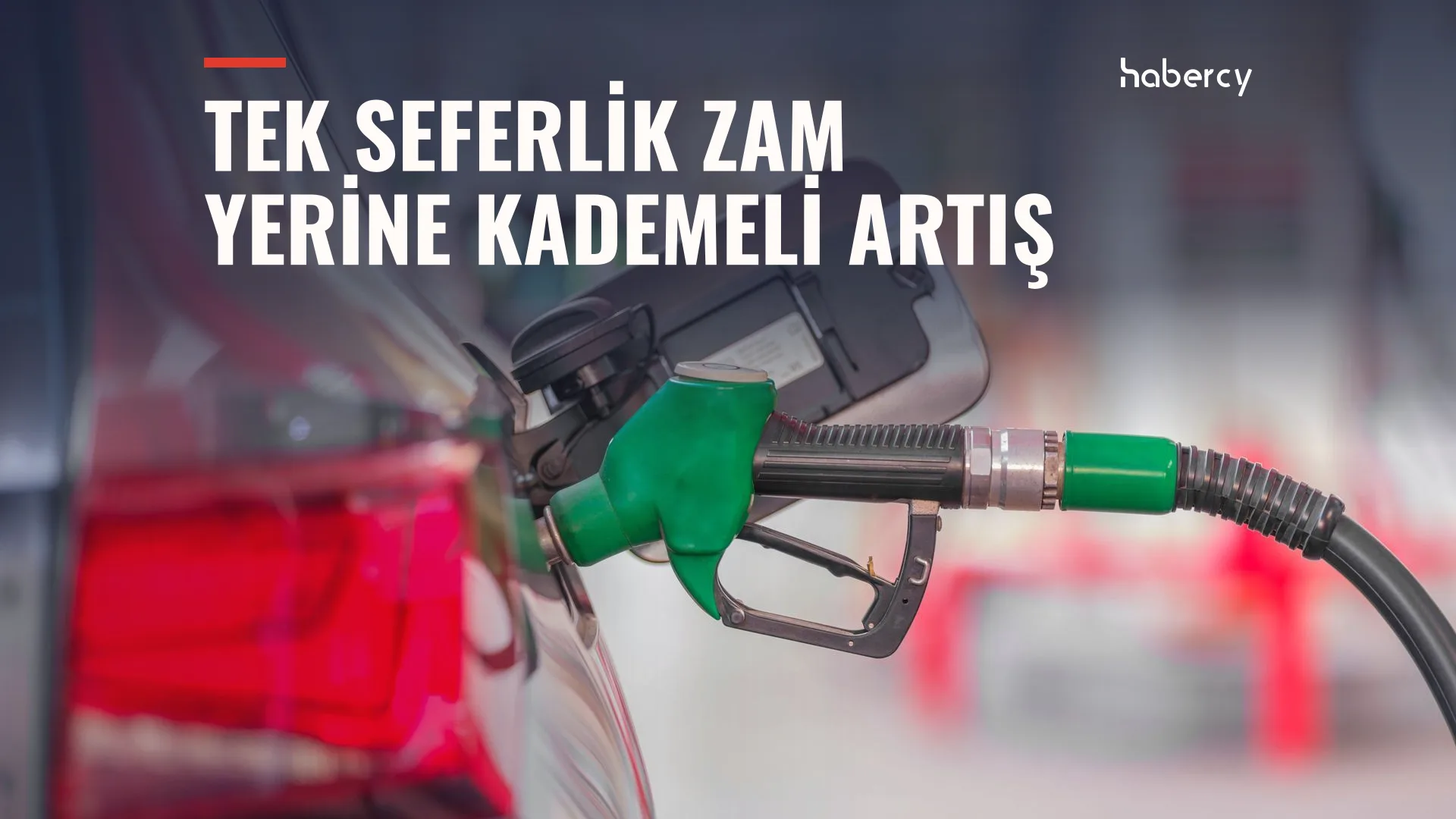 Gri bir otomobilin yakıt deposuna takılı yeşil benzin pompası tabancası