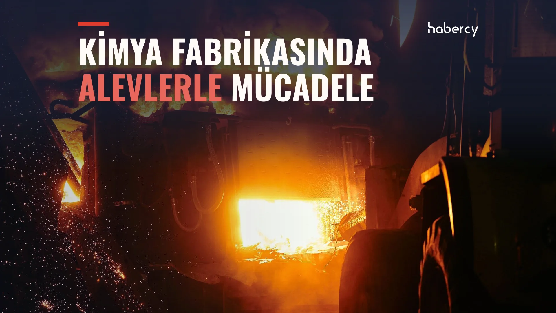 Karanlık bir fabrika içinde parlayan fırın ağzı, etrafa saçılan kıvılcımlar ve iş makinesi