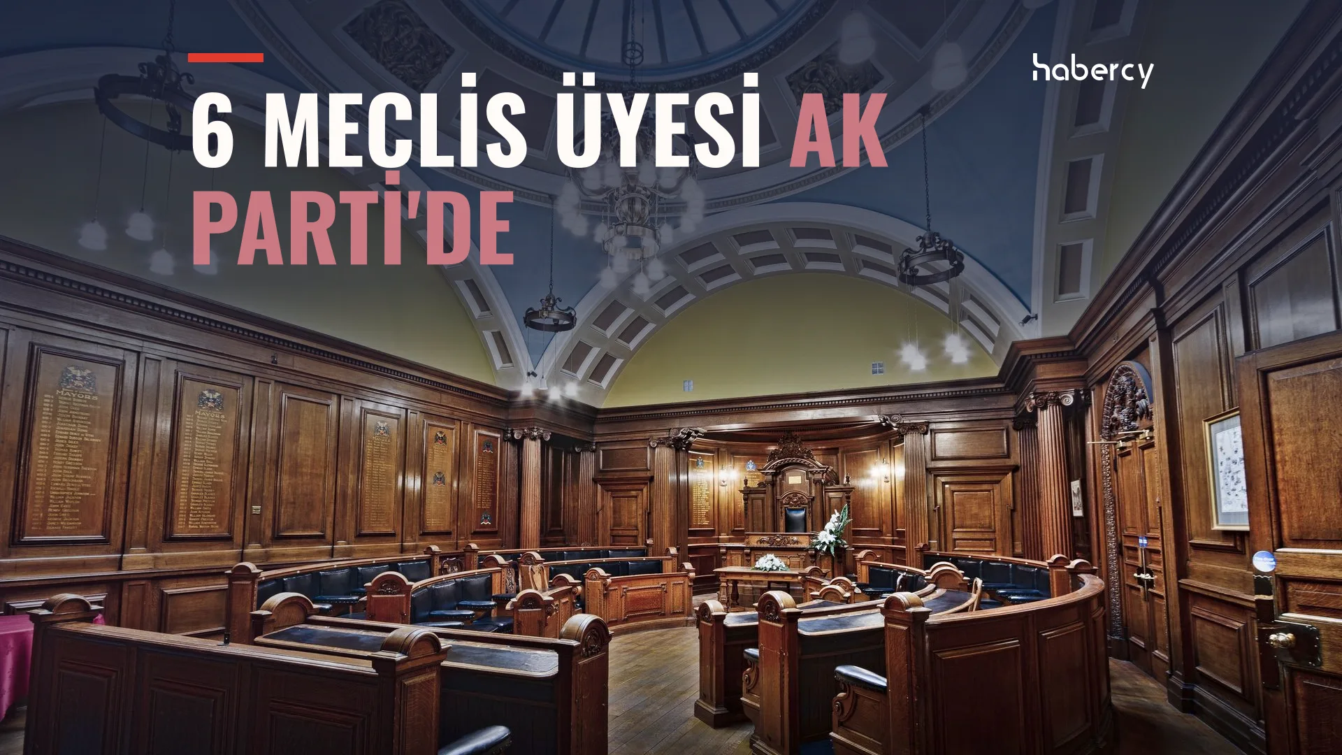 Ahşap kaplı, kubbeli tavanlı, sıraları boş tarihi bir meclis salonu