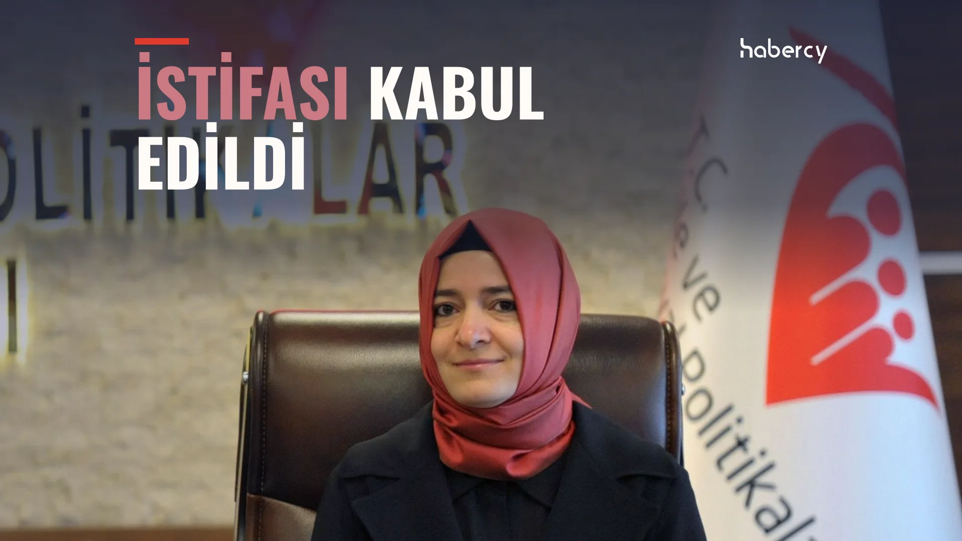 Fatma Betül Sayan Kaya, Aile ve Sosyal Politikalar Bakanı olduğu 2016'da bakanlıktaki bir toplantıda; üzerinde 'İstifası kabul edildi' yazısı.