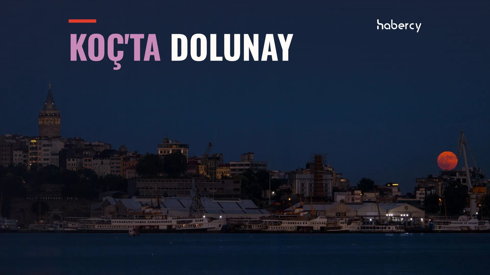 İstanbul'da Galata Kulesi ve Haliç kıyısı üzerinde ufuktan yükselen turuncu dolunay, üzerinde "Koç'ta dolunay" yazısı.