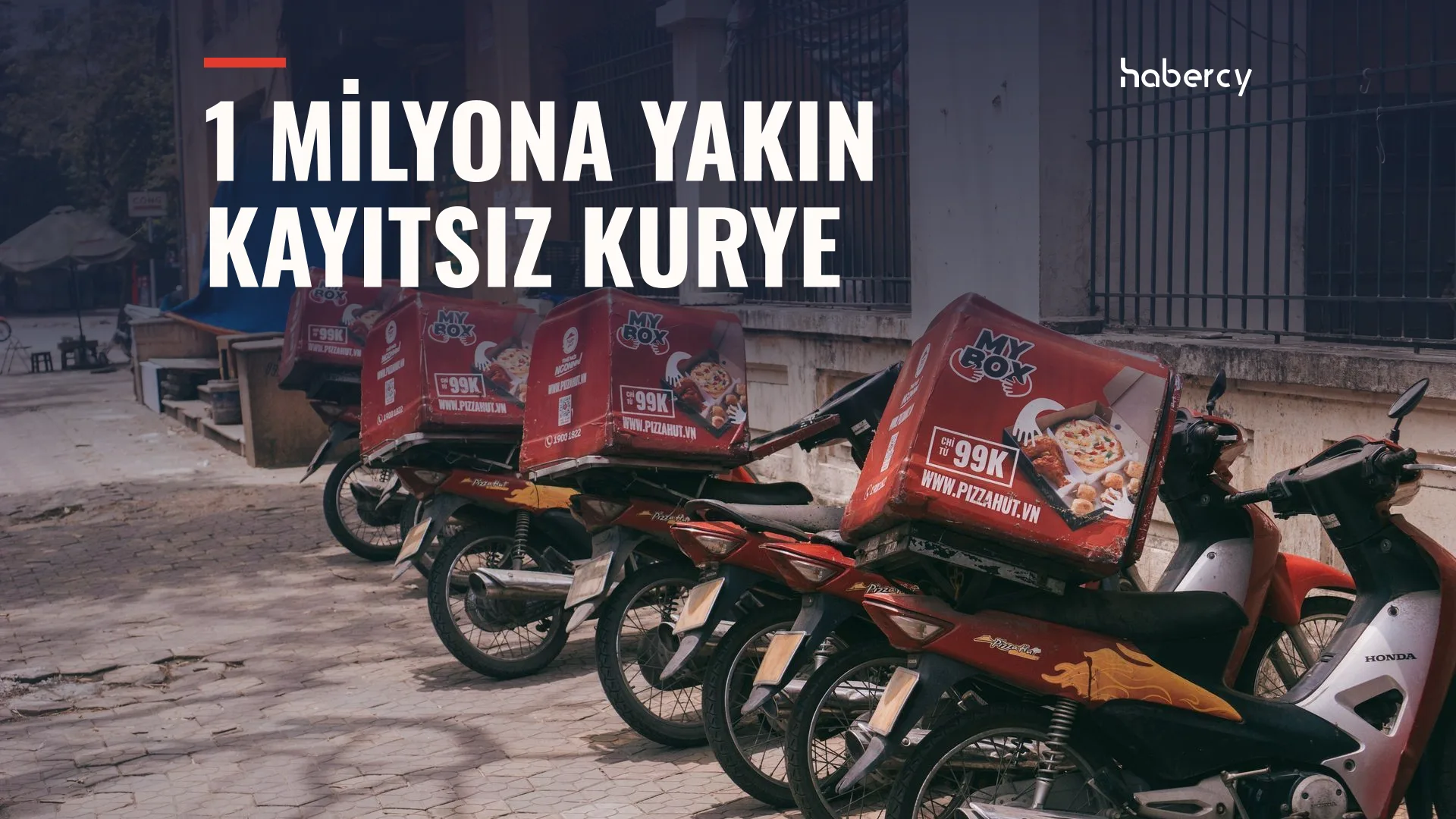 Kaldırım kenarında sıralanmış, arkalarında kırmızı teslimat kutuları olan motosikletler
