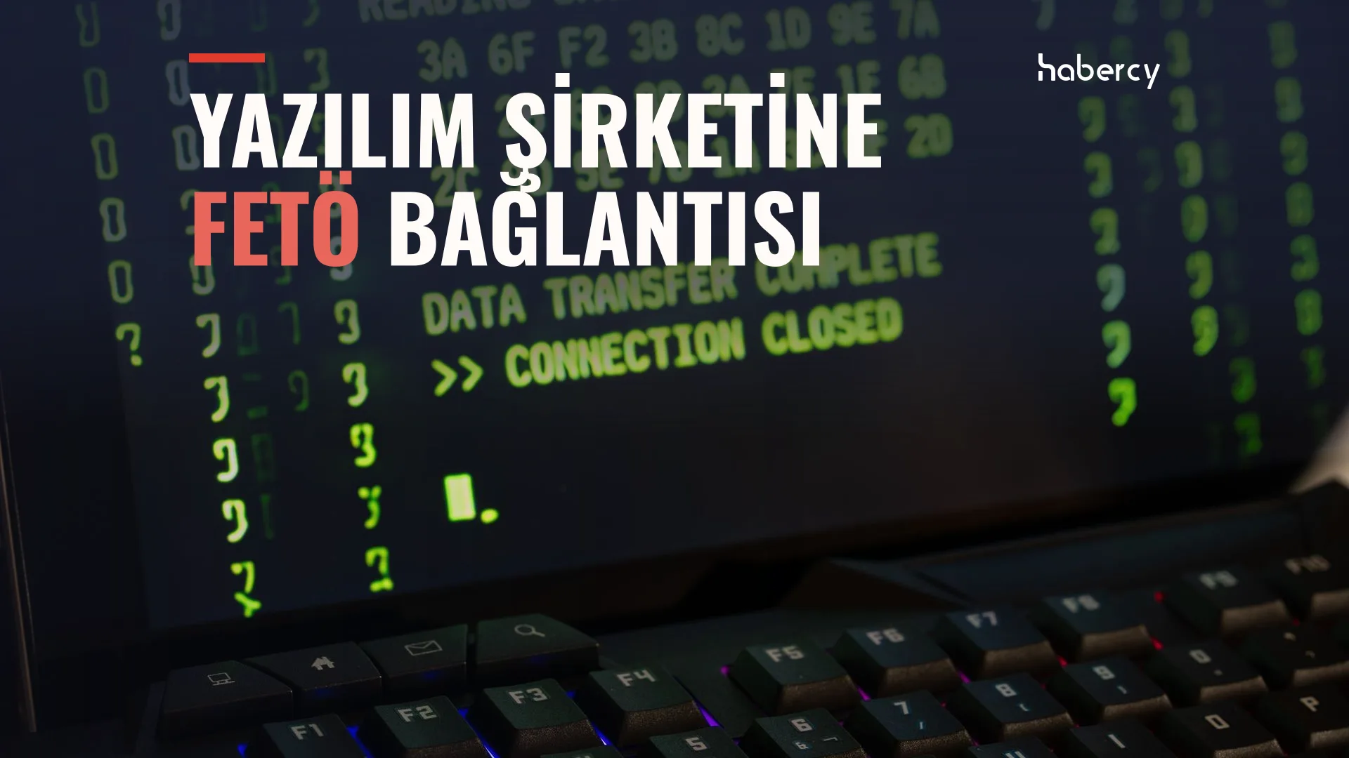 Ekranında yeşil kod satırları ve "connection closed" yazısı görünen dizüstü bilgisayar klavyesi