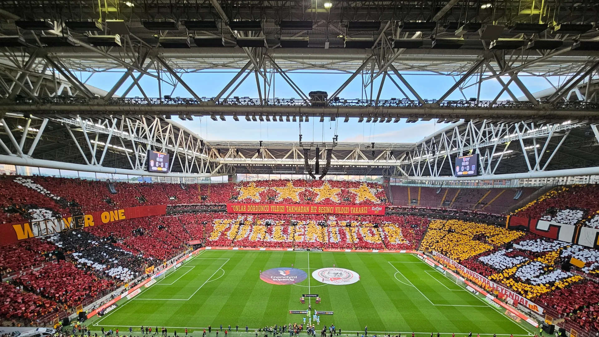 RAMS Park'ta tribünlerin sarı-kırmızı koreografisi ve maç öncesi saha