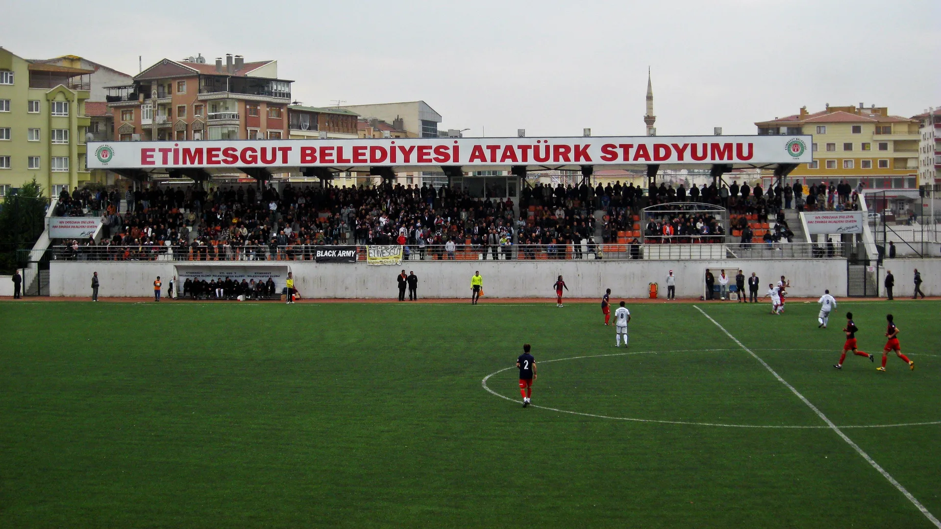 Etimesgut Belediyesi Atatürk Stadyumu tribünü dolu, sahada futbolcular maç yapıyor