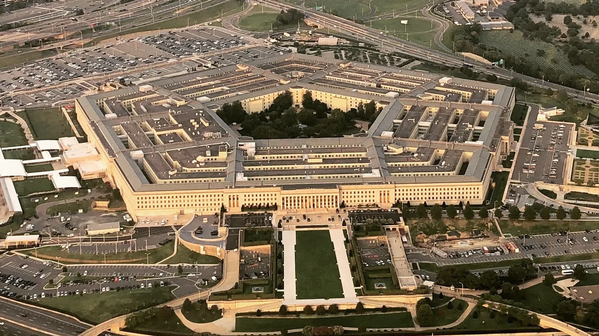 Havadan çekilmiş beşgen Pentagon binası ve çevresindeki otoparklar