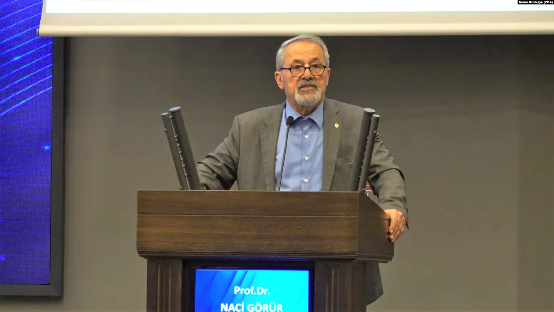 Prof. Dr. Naci Görür bir konferansta kürsüde konuşurken