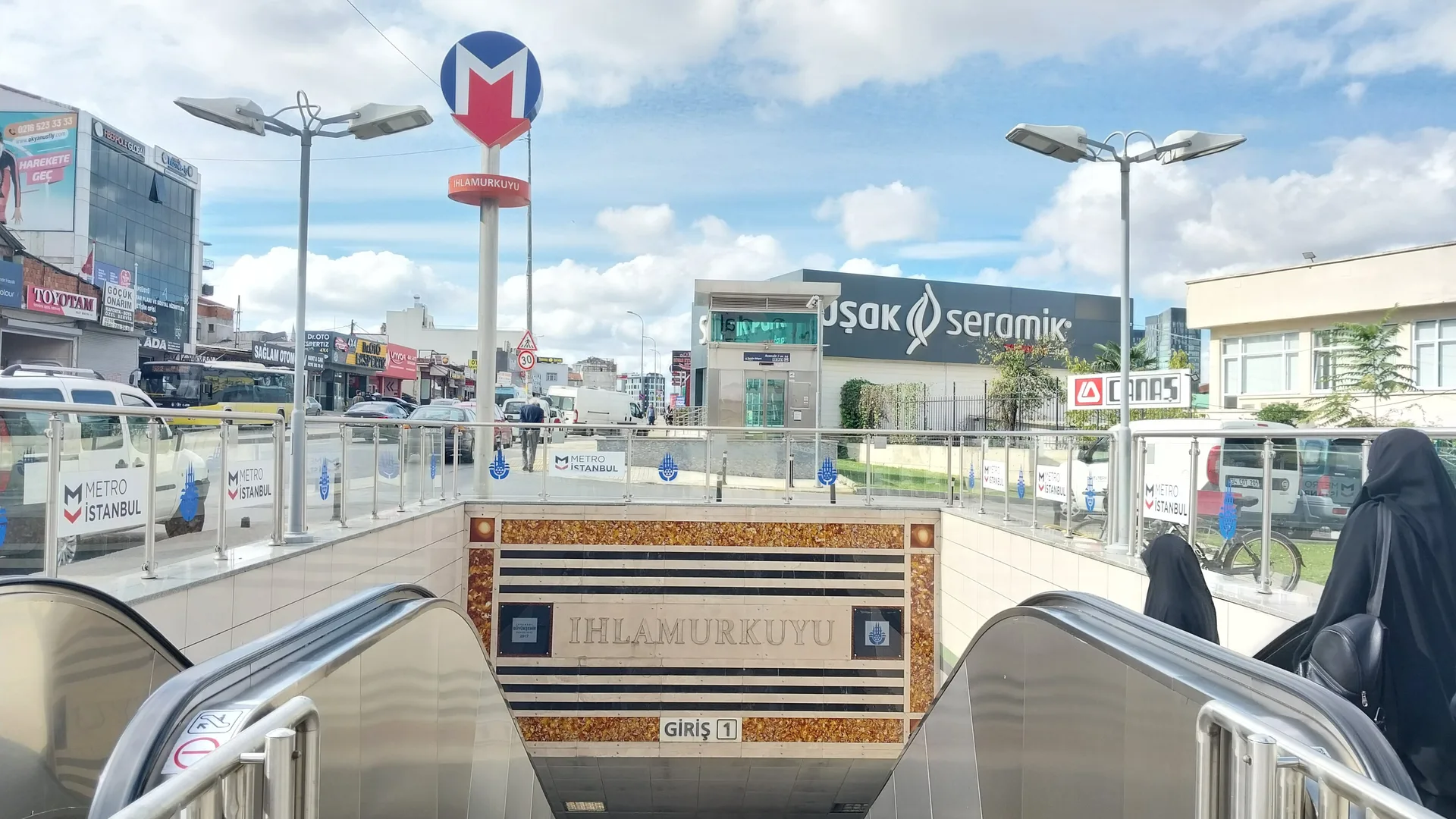 Ihlamurkuyu yazılı metro girişine inen yürüyen merdivenler, üstte Metro İstanbul tabelası