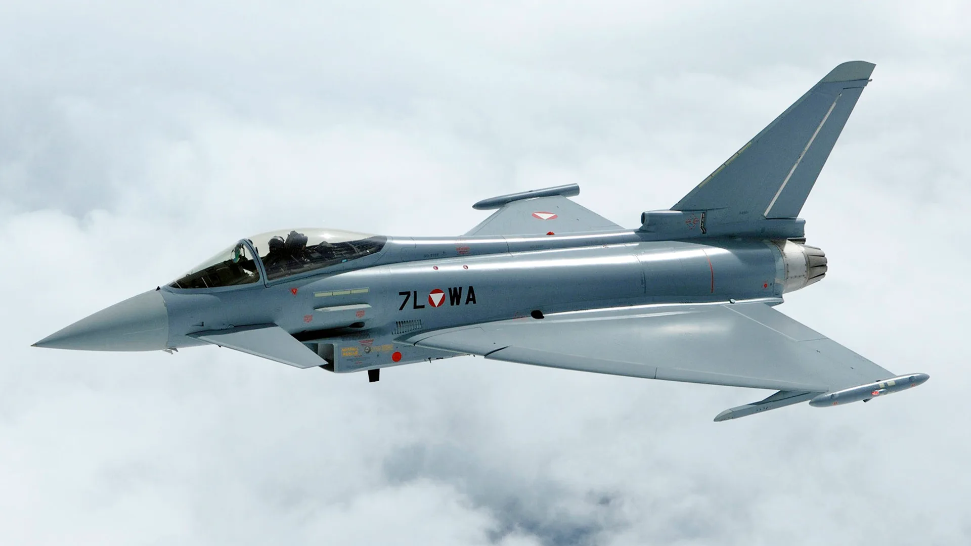 Bulutların üzerinde uçan gri bir Eurofighter Typhoon savaş uçağı