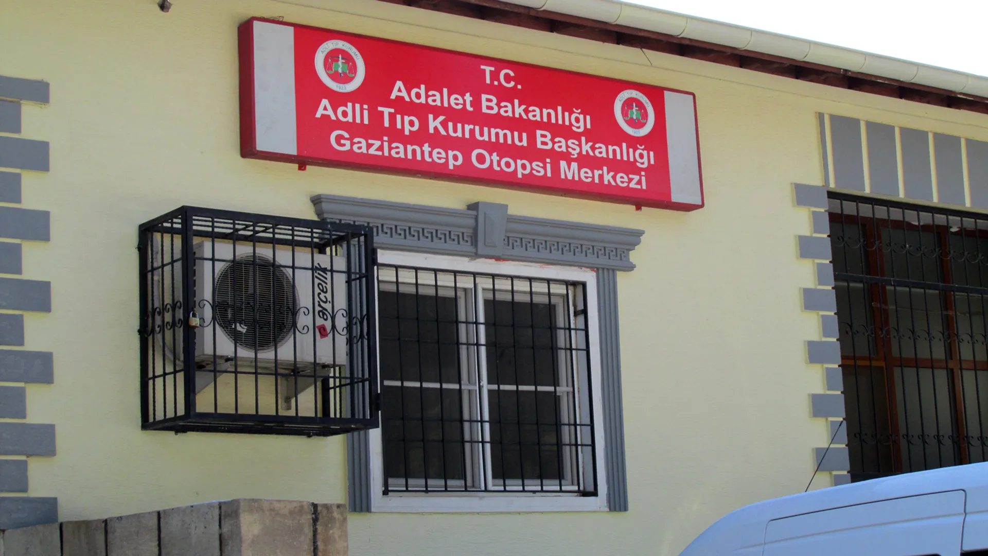Sarı binanın cephesinde kırmızı Adli Tıp Kurumu Gaziantep Otopsi Merkezi tabelası