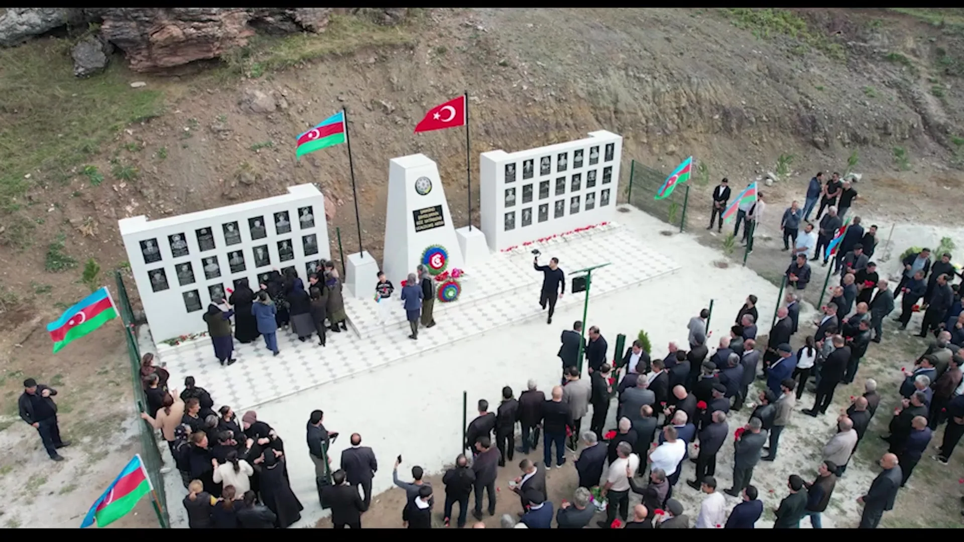 Laçın Şamkənd köyündeki şehitlik anıtı; direklerde Azerbaycan ve Türk bayrakları