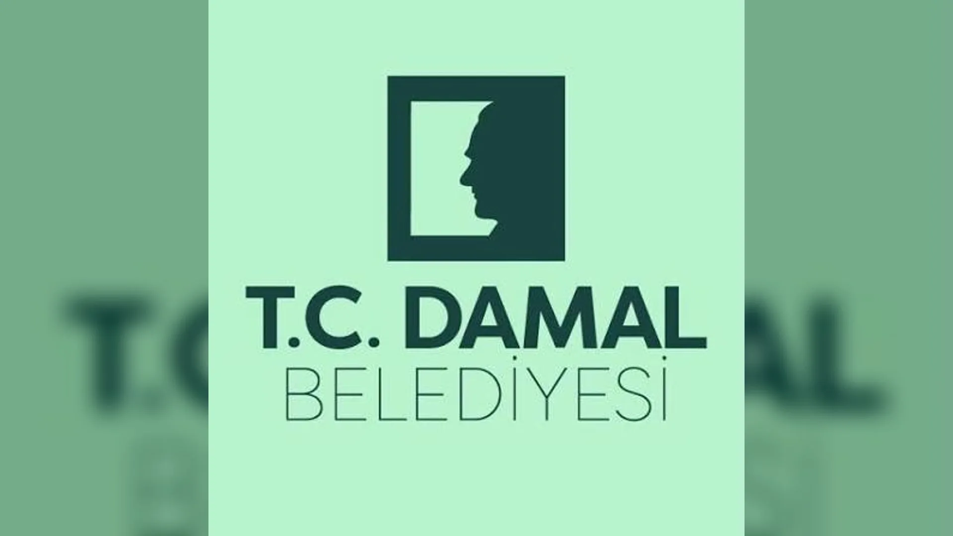 Yeşil zemin üzerinde Atatürk silüetli T.C. Damal Belediyesi logosu