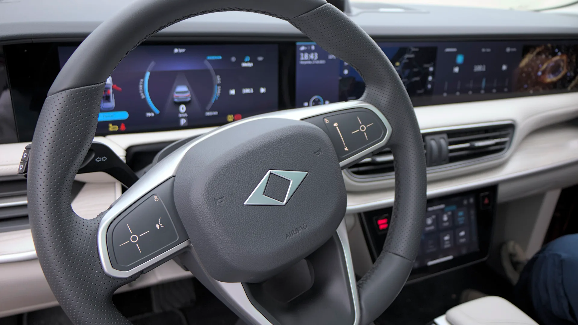 Elektrikli bir otomobilin direksiyonu ve dijital gösterge ekranları