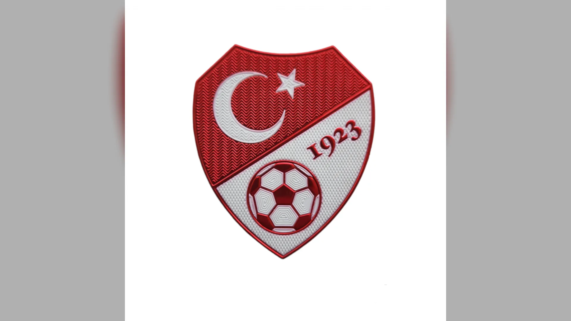 Ay yıldızlı, 1923 yazılı ve futbol toplu kırmızı-beyaz arma