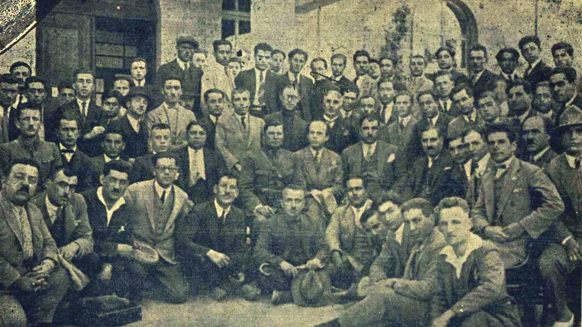 Takım elbiseli kalabalık bir erkek grubunun eski, siyah beyaz toplu fotoğrafı