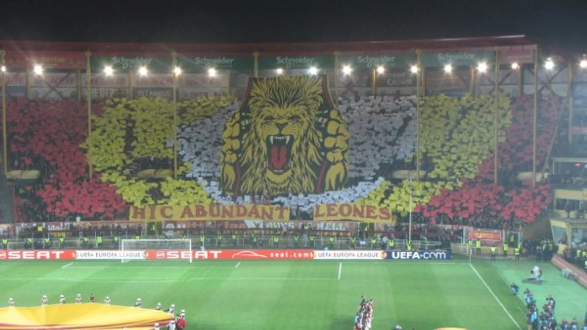 Galatasaray tribününde aslan koreografisi, sahada dizilmiş iki takım ve dev bayrak