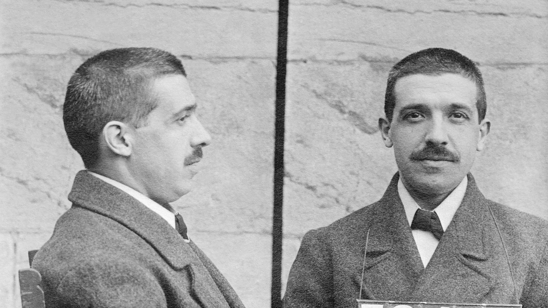Charles Ponzi'nin profilden ve önden çekilmiş siyah beyaz sabıka fotoğrafı, 5247 numaralı tabela