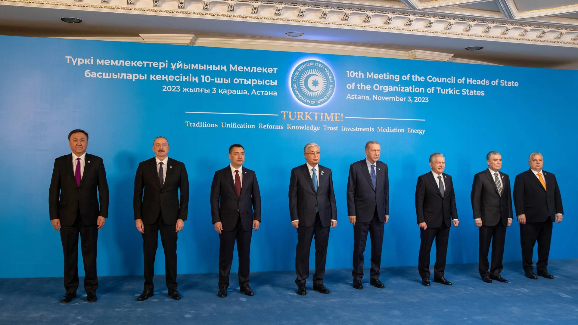 Türk Devletleri Teşkilatı liderleri 3 Kasım 2023'te Astana'daki 10. zirvede aile fotoğrafında