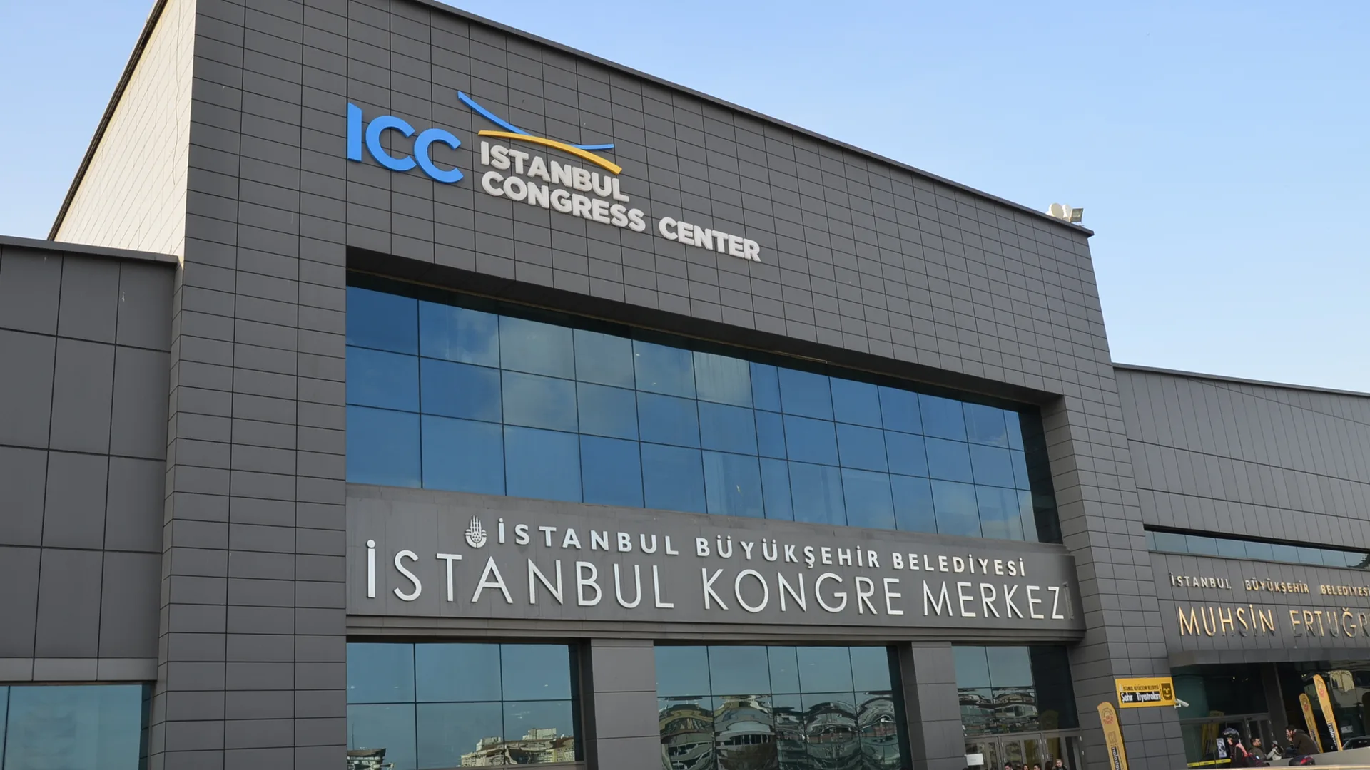 Gri cepheli, cam yüzeyli bir binanın üzerinde ICC Istanbul Congress Center ve İstanbul Kongre Merkezi yazıları
