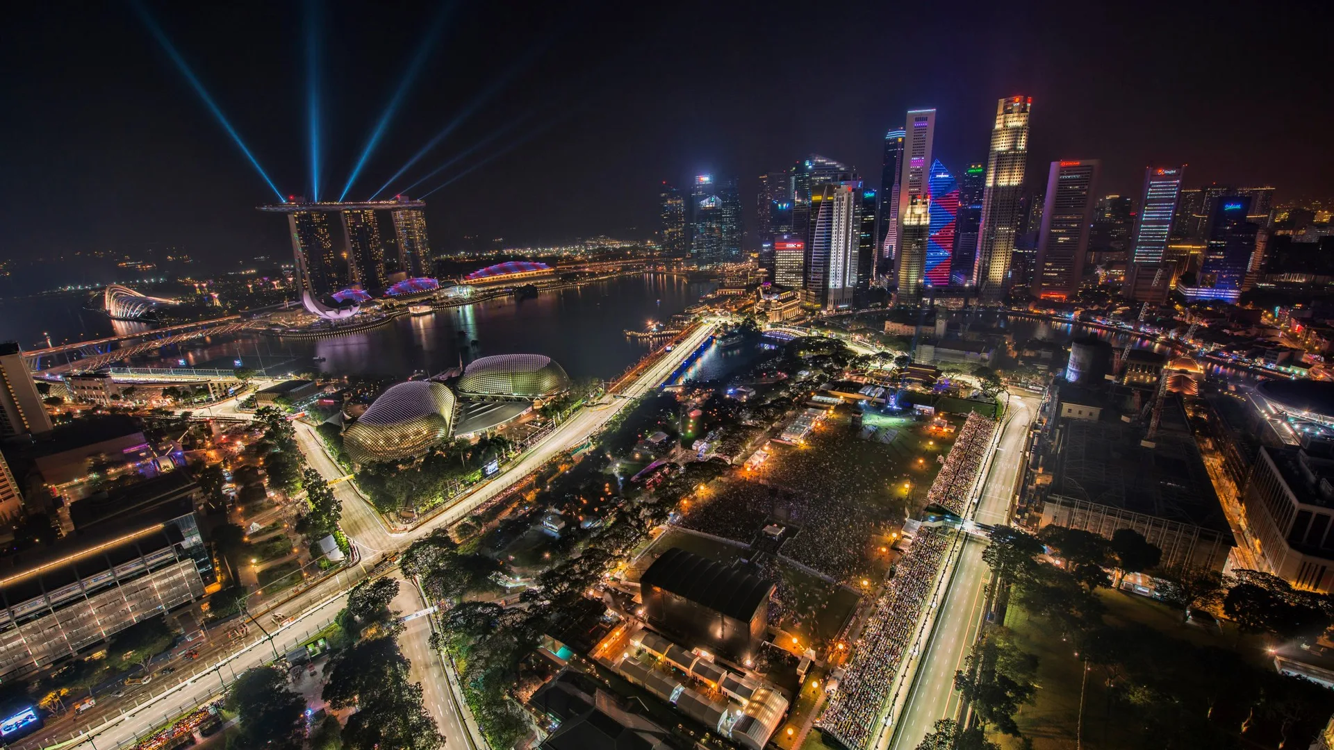Gece ışıklı Singapur silueti, Marina Bay Sands, Esplanade kubbeleri ve aydınlatılmış yarış pisti
