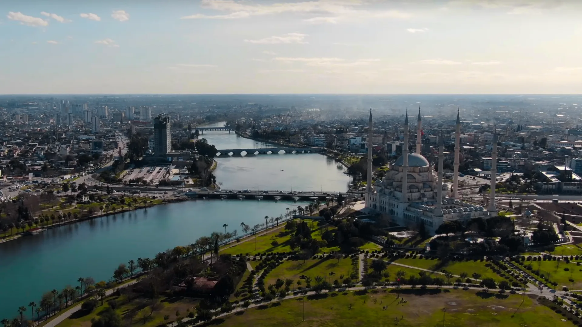 Seyhan Nehri, üzerindeki köprüler ve kıyıdaki büyük camiyle şehrin havadan görünümü