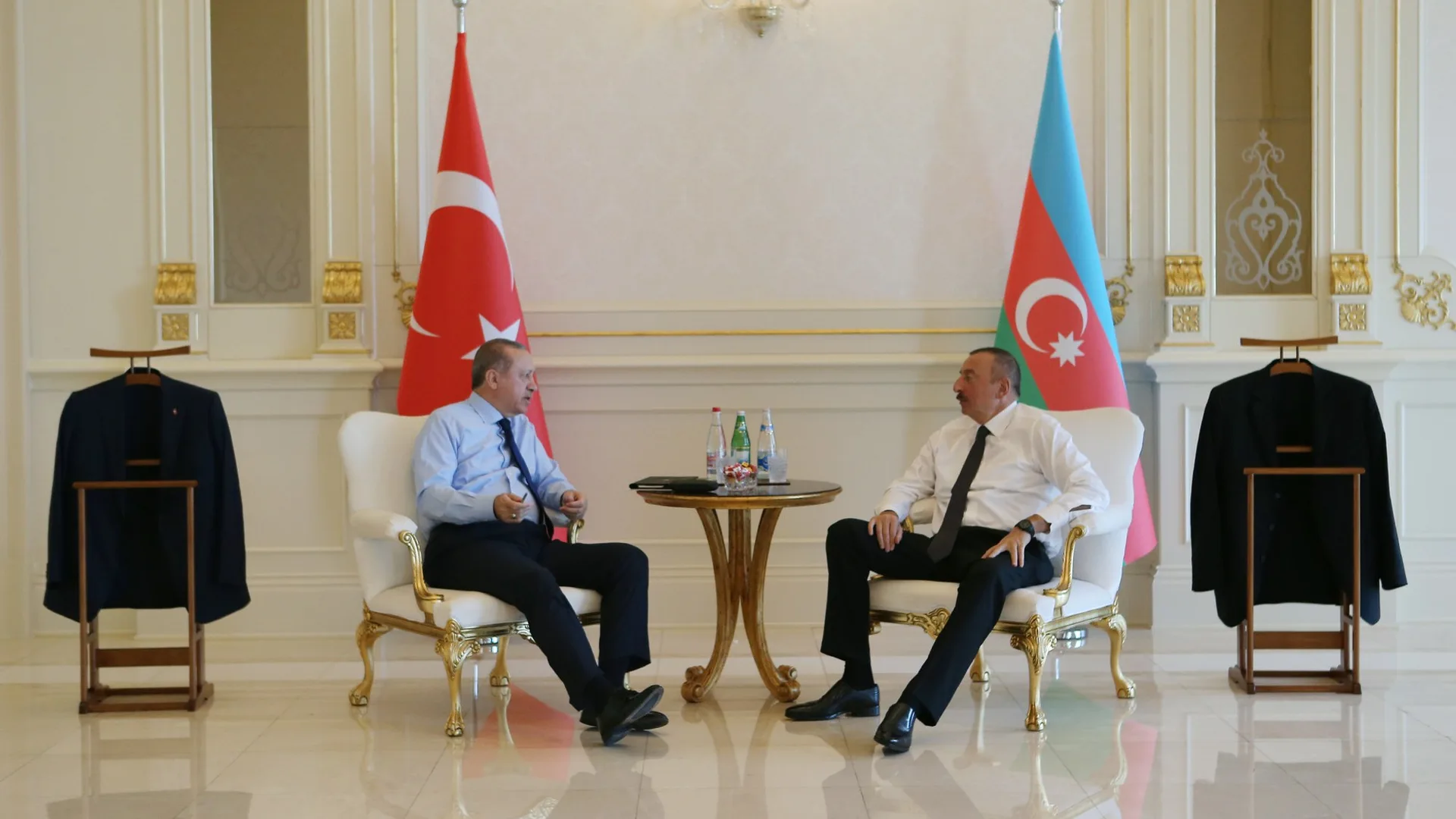 Türk ve Azerbaycan bayrakları önünde karşılıklı oturan Recep Tayyip Erdoğan ve İlham Aliyev