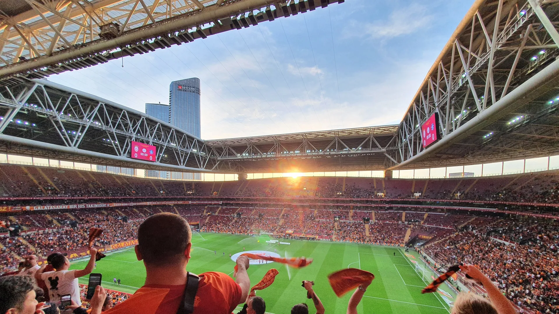 RAMS Park'ta maç öncesi tribünde atkılarını sallayan Galatasaray taraftarları