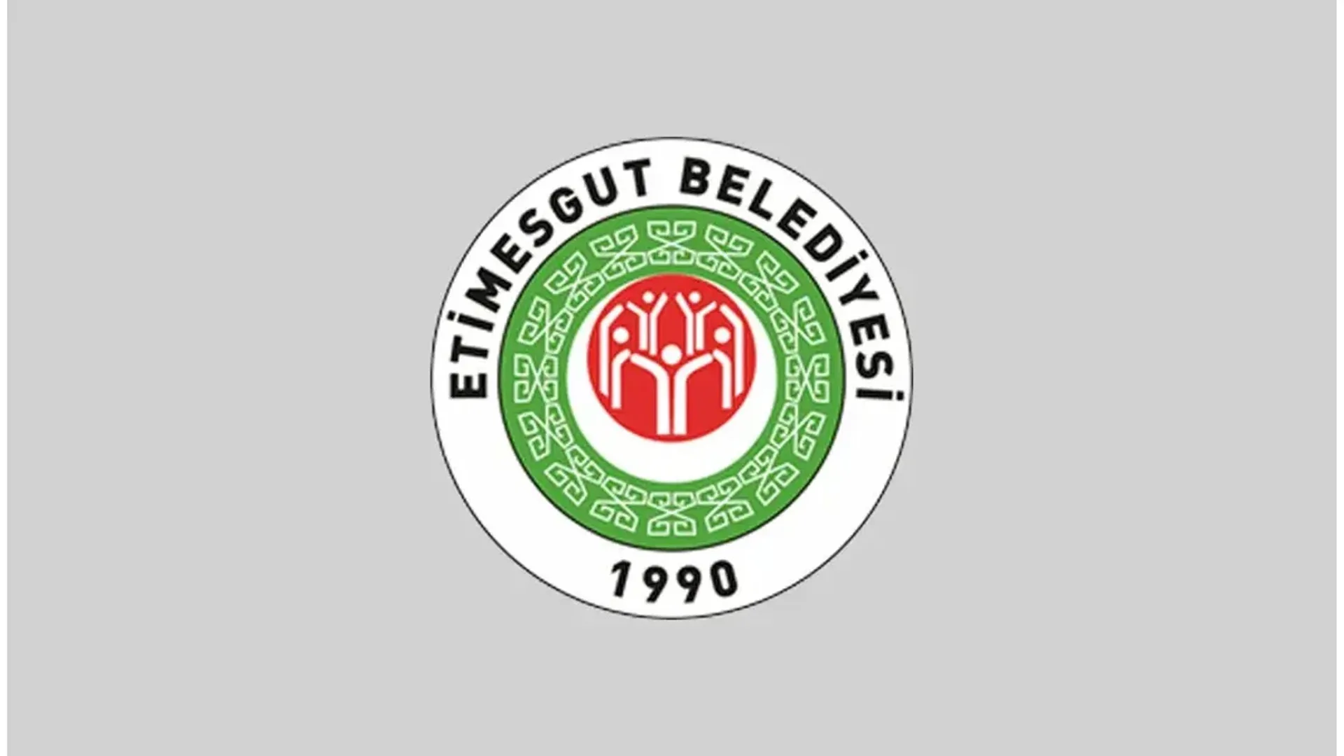 Tribünü dolu bir stadyumda maç oynanırken tribün çatısında Etimesgut Belediyesi Atatürk Stadyumu yazısı