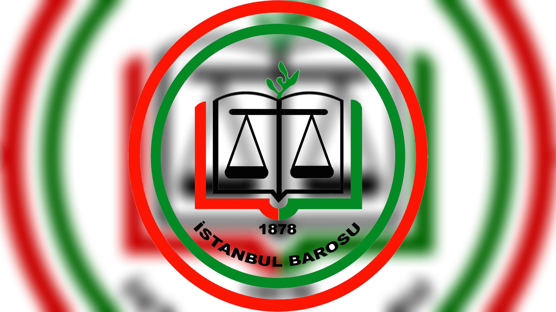 Kırmızı ve yeşil halkalı, ortasında terazi ve açık kitap bulunan 1878 tarihli baro logosu