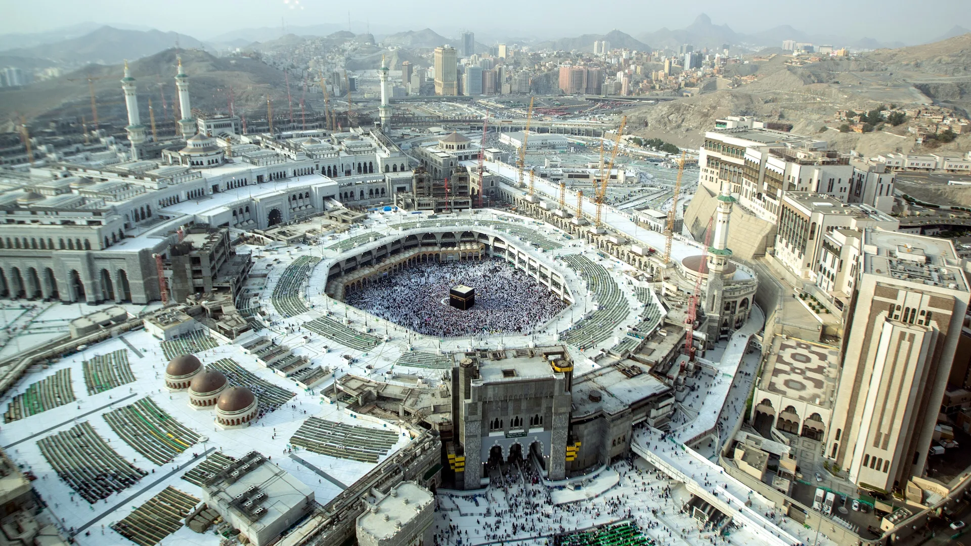 Ortasında Kâbe bulunan, hacılarla dolu Mescid-i Haram'ın havadan görünümü
