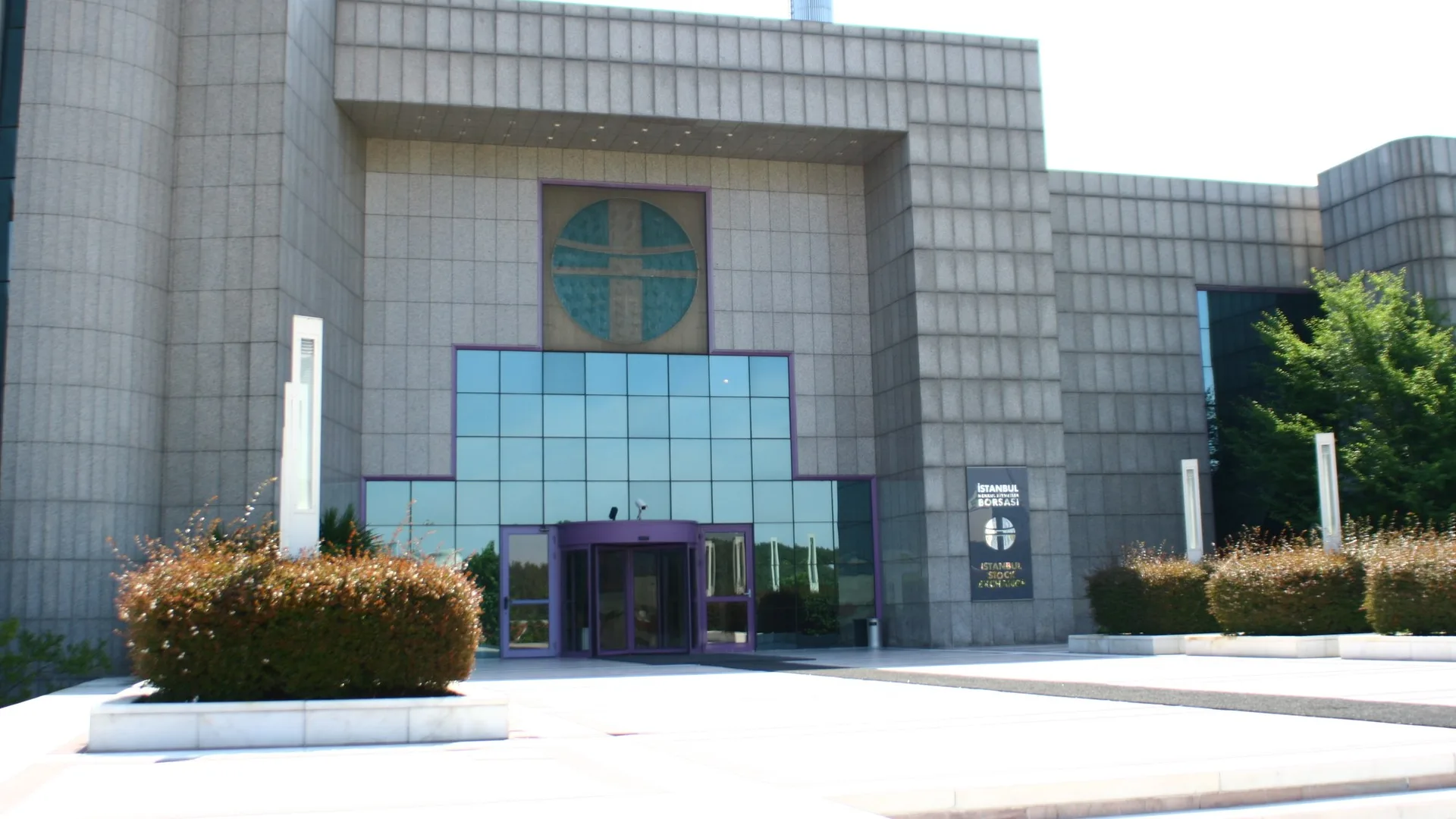 İstanbul İstinye'deki Borsa İstanbul binasının girişi
