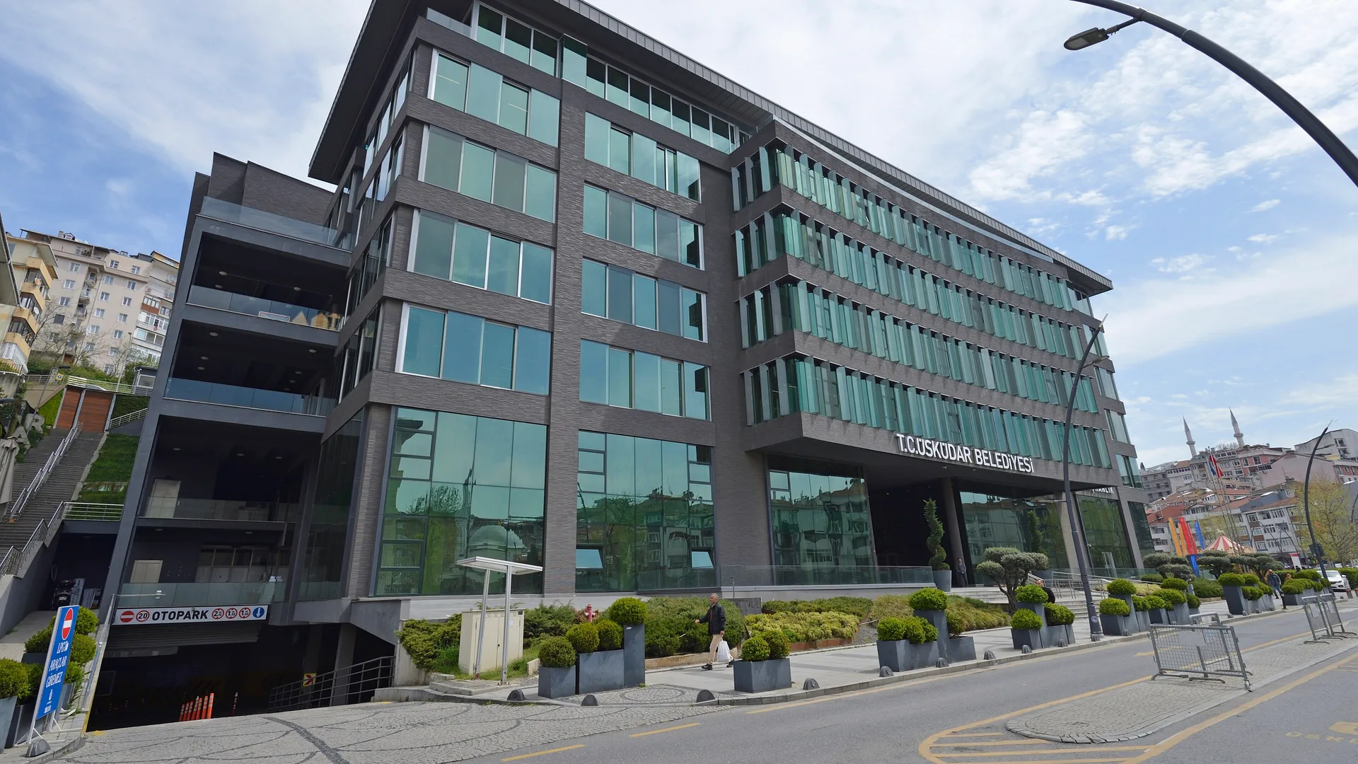 Cam cepheli, çok katlı modern Üsküdar Belediyesi binası ve önündeki yeşil peyzaj